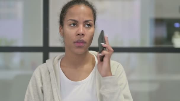 Druk afrikaanse vrouw praten op smartphone — Stockvideo