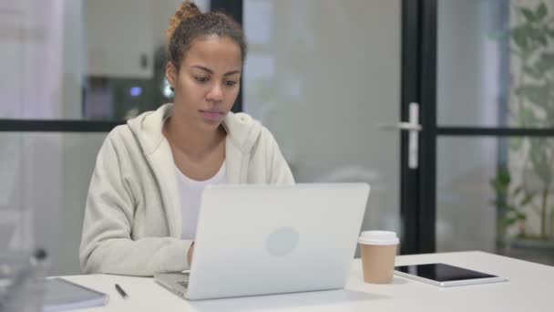 Ofiste dizüstü bilgisayar kullanırken Afrikalı Kadın Başarı Kutlaması — Stok video