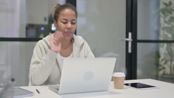 Afrikansk kvinna talar på videosamtal på laptop i Office — Stockvideo