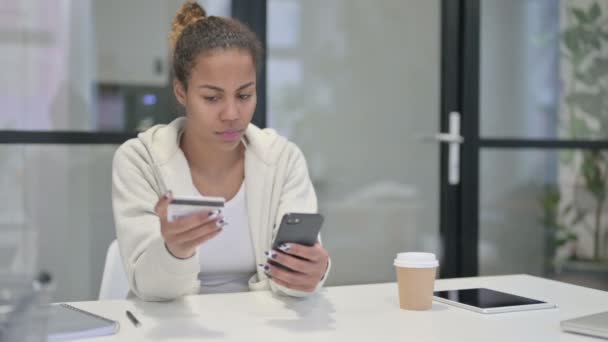 Mulher Africana fazendo bem sucedido pagamento on-line em Smartphone — Vídeo de Stock