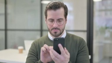 Smartphone kullanan Genç İşadamının Portresi