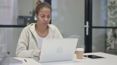 Dizüstü bilgisayarla uğraşırken Afrikalı Kadın 'ın başı ağrıyor