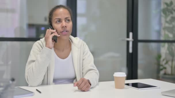 Akıllı telefondan kızgın Afrikalı Kadın Konuşuyor — Stok video
