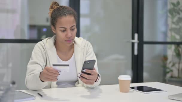 Afrikaanse vrouw het maken van Online Payment Failure op Smartphone — Stockvideo
