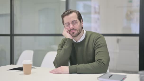 Schläfriger junger Geschäftsmann macht Mittagsschlaf im Büro — Stockvideo