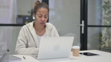 Dizüstü bilgisayar kullanırken Afrikalı Kadın Kaybına Tepki Veriyor 
