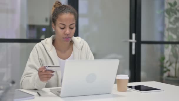 Ofisteki Bilgisayarda Afrikalı Kadın Çevrimiçi Ödeme Başarısızlığı Yapıyor — Stok video