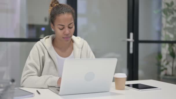 사무실에서 노트북을 사용하는 동안 손목 통증을 겪고 있는 아프리카 여성 — 비디오