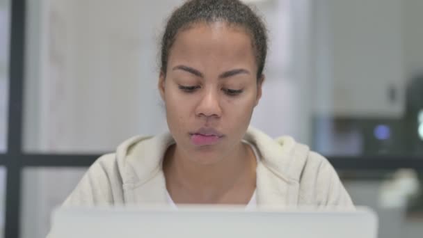 Primer plano de la mujer africana que tiene dolor de cabeza mientras usa el ordenador portátil — Vídeos de Stock
