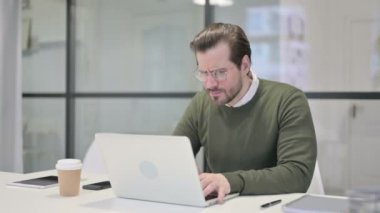 Genç İşadamı Laptop Kullanırken Kayıp 'a Tepki Veriyor 