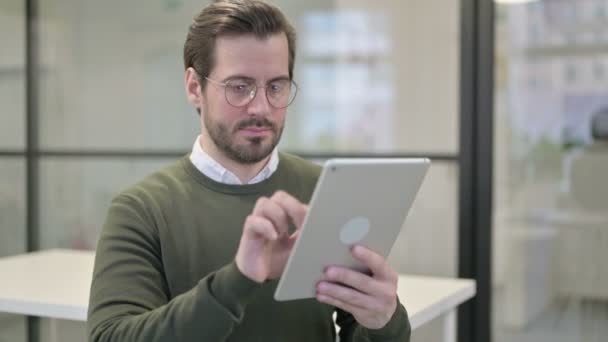 Porträt eines jungen Geschäftsmannes mit Tablet im Büro — Stockvideo