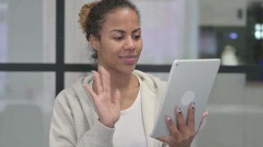 Ofisteki Afrikalı Kadın 'ın Tabletteki Video Sohbeti 