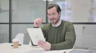 Ofisteki Tablet 'te Video Çağrısı Yapan Genç İşadamı 