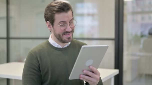 Ofisteki Genç İşadamı 'nın Tabletteki Çevrimiçi Video Sohbeti — Stok video