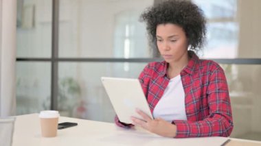 Otururken Tablet kullanan Afrikalı Kadın 