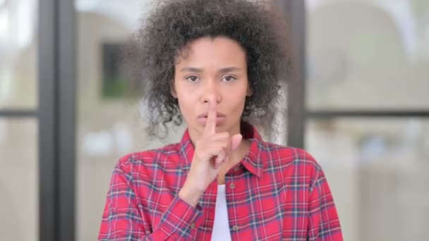 Portret van Afrikaanse vrouw putting vinger op lippen, stilte — Stockvideo