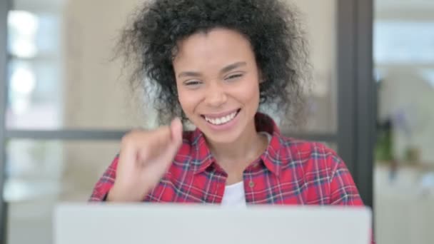 Közelkép afrikai nő ünnepli siker a laptopon — Stock videók