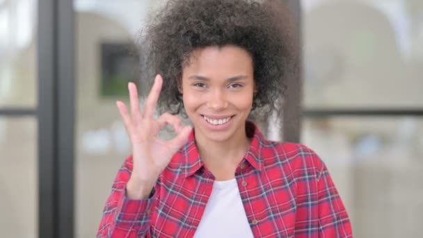 Portret van een Afrikaanse vrouw met OK Sign with Finger — Stockvideo