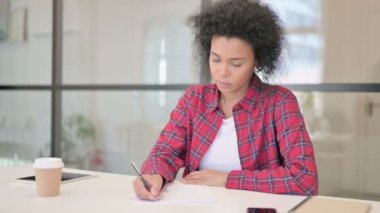 Ofisteki Kağıda Yazan Afrikalı Kadın