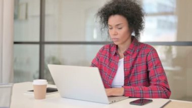 Laptop kullanırken öksüren Afrikalı Kadın 
