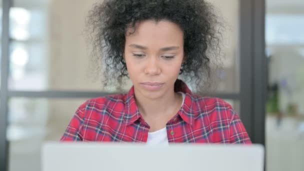 Gros plan de femme africaine avec ordinateur portable montrant pouces vers le haut — Video