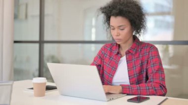 Laptop kullanırken Kameraya Bakan Afrikalı Kadın 