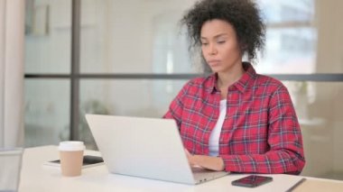 Dizüstü bilgisayar kullanırken Sırt Ağrısı Olan Afrikalı Kadın 