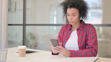 Akıllı Telefon, Browsig İnternet kullanan Afrikalı Kadın 