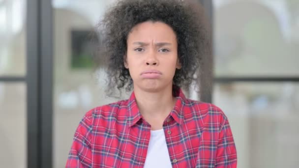 Porträt einer traurigen Afrikanerin, die sich aufgebracht fühlt — Stockvideo