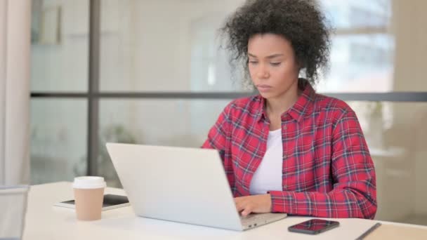 Afrikansk kvinna som har ont i handleden när du använder laptop — Stockvideo