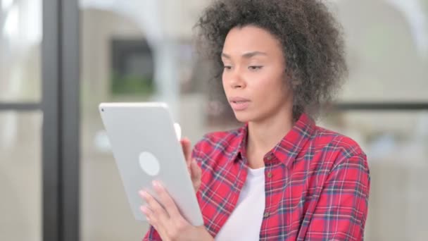 Африканська жінка користується планшетом і користується Інтернетом — стокове відео