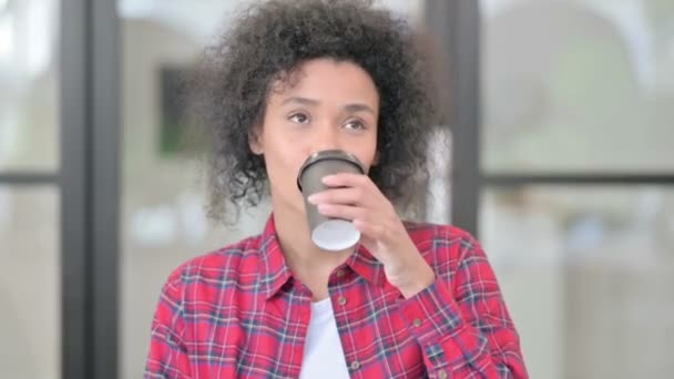 Portrait de femme africaine buvant du café — Video