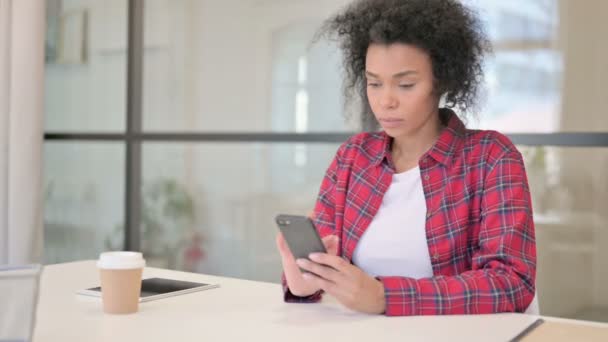 Akıllı Telefon, Browsig İnternet kullanan Afrikalı Kadın — Stok video