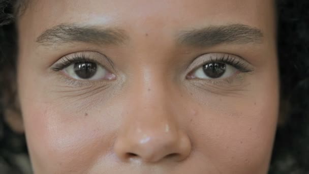 Közelkép az afrikai nő pislogó szemeiről — Stock videók