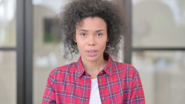 Porträt einer überraschten Afrikanerin mit schockiertem Ausdruck — Stockvideo