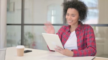 Afrikalı Kadın Tabletten Video Çağrısı Yapıyor 