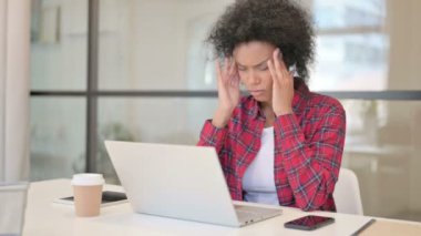 Dizüstü bilgisayarla uğraşırken Afrikalı Kadın 'ın başı ağrıyor