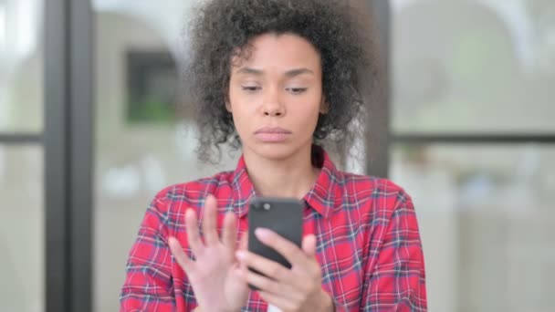 Africká žena slaví na Smartphone — Stock video