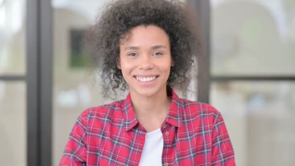 アフリカ人女性の肖像｜オンラインビデオ通話 — ストック動画