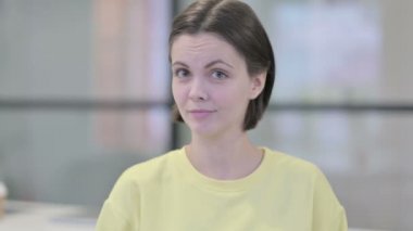 Genç Kadın Portresi Parmak Göstermiyor, İnkâr Ediyor 