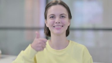 Genç Kadın Portresi Başparmakları Yukarı Gösteriyor 