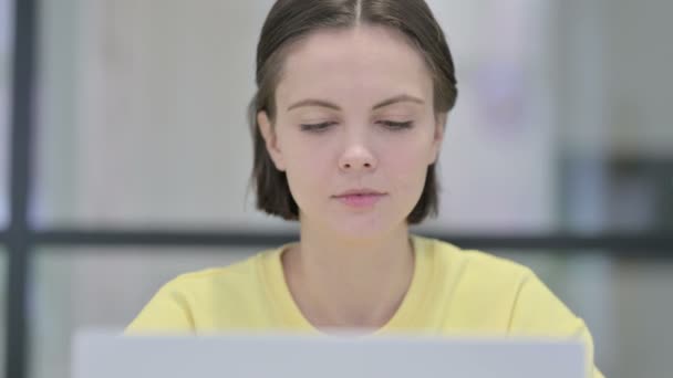 Gros plan de la femme avec ordinateur portable regardant dans la caméra — Video