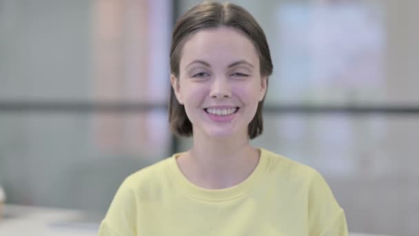 Porträtt av ung kvinna ler mot kameran — Stockvideo