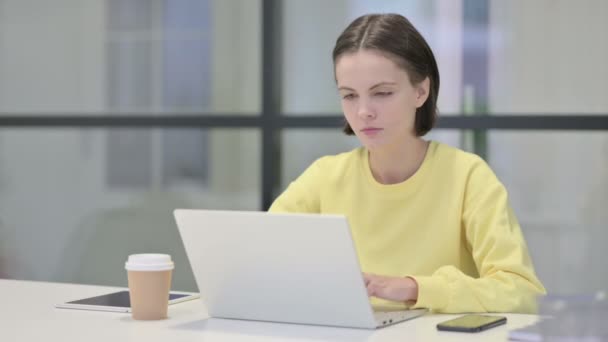 Ung kvinna stängning laptop stående, gå bort — Stockvideo