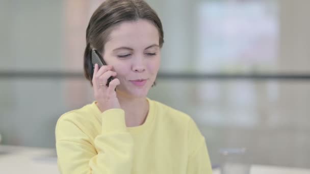 Jonge vrouw praten over de telefoon — Stockvideo