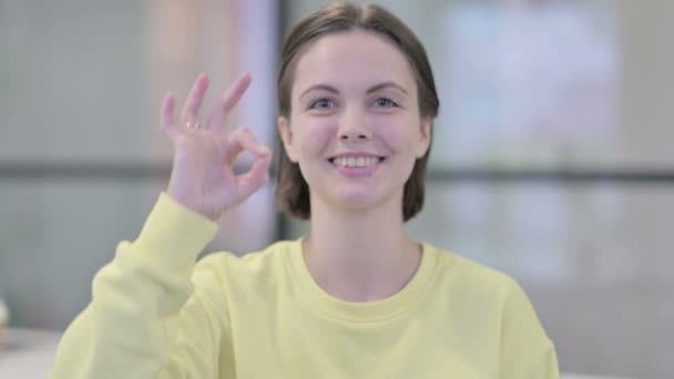 Портрет молодой женщины показывает знак ОК с пальцем — стоковое видео