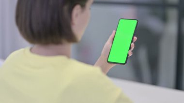 Yeşil Krom Ekran ile Akıllı Telefon Kullanan Kadın