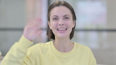 Çevrimiçi Video Konuşan Genç Kadın