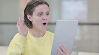 Genç Kadın 'ın Tabletteki Video Çağrısı