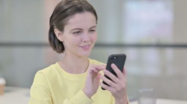 Smartphone kullanan genç kadın, İnternet taraması